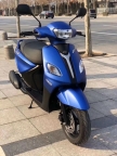 一代蓝色巧格摩托车